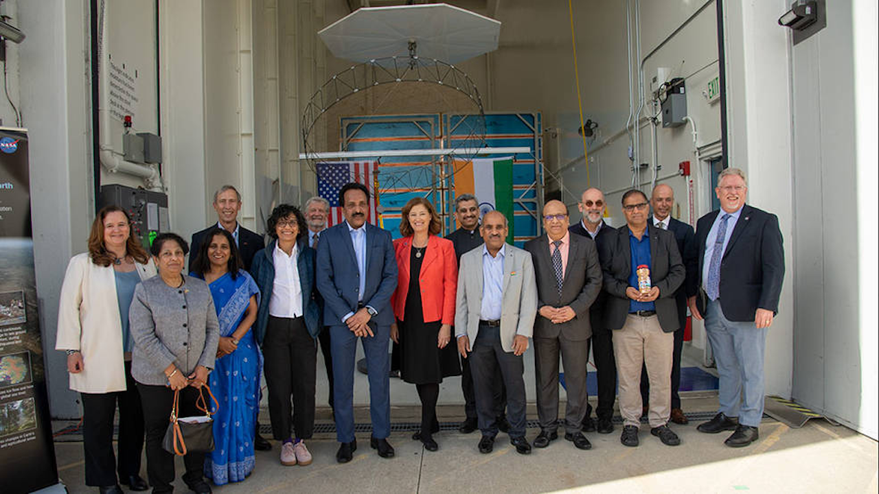 

Officials from NASA, ISRO, JPL, and the Indian Embassy held a send-off ceremony before the NASA-ISRO Synthetic Aperture Radar (NISAR) science instrument payload is transported to southern India for integration with the spacecraft bus, further testing, and launch in 2024.

Credits: NASA/JPL-Caltech

 


