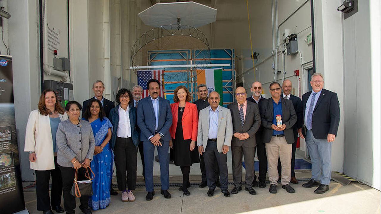 

Officials from NASA, ISRO, JPL, and the Indian Embassy held a send-off ceremony before the NASA-ISRO Synthetic Aperture Radar (NISAR) science instrument payload is transported to southern India for integration with the spacecraft bus, further testing, and launch in 2024.

Credits: NASA/JPL-Caltech

 


